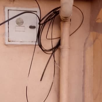 Aydınlık Evler Mahallesi’nde Kopuk İnternet Kabloları 2 Ay Boyunca Onarılmadı