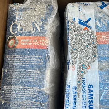 Açık Paketlenmiş Kedi Kumu Ve Cevapsız Müşteri Desteği