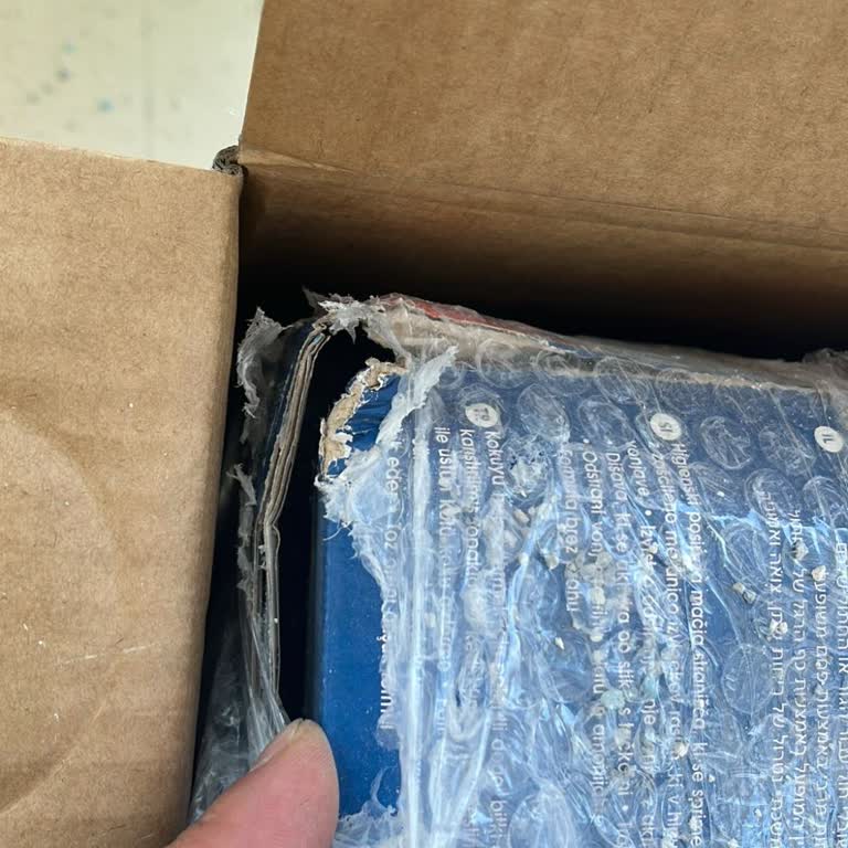 Açık Paketlenmiş Kedi Kumu Ve Cevapsız Müşteri Desteği