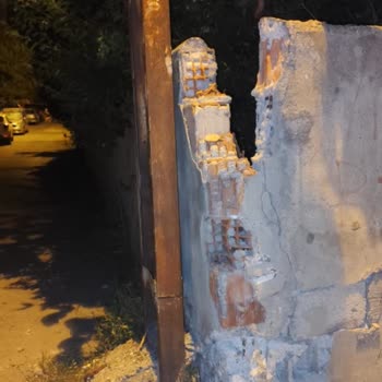 Kartal Belediyesi Çöp Kamyonu Duvarı Yıktı, Cevap Bekliyor