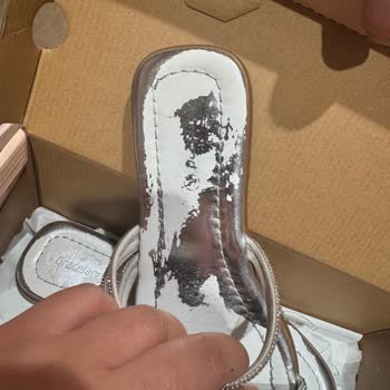 Deichmann Terliği Kısa Sürede Renk Soldu Mağaza İadeyi Reddetti