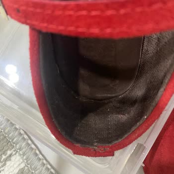 Kırmızı Babet İlk Giyimde Ayakları Yaraladı, İade Talebine Yanıt Gelmedi