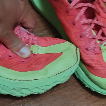 Zapato Merrell con abertura tras poco tiempo, solicito reembolso