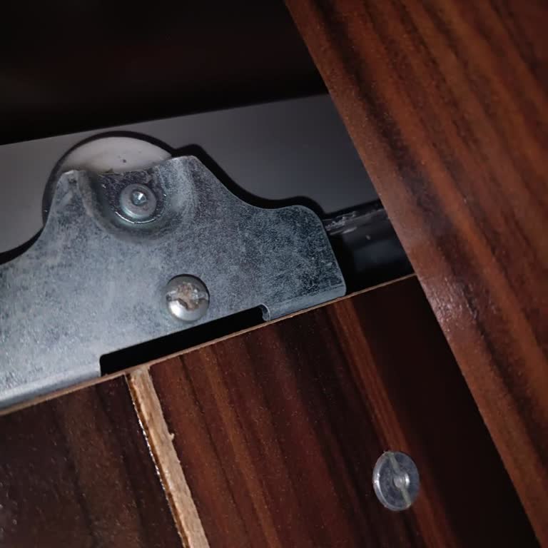 Bellona Gardırop Kapak Tekerleği Kırıldı Yedek Parça Ve Garanti Tamiri Talebi