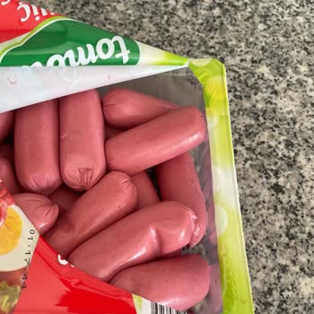 BİM Şubesinde Satılan Sosis Paketi İçinde Boyalı Sıvı Ve Kötü Koku