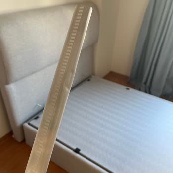 Eksik Baza Ayakları Ve Bozuk Dolap Menteşeleri Nedeniyle Genç Odası Takımı Kullanılamaz