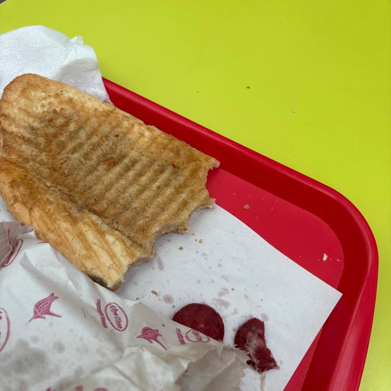 Özensiz Hazırlanan Tostta Çiğ Sucuk Ve Bayat Ekmek