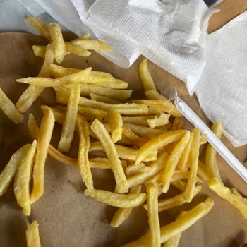 Burger King Siparişinde Kuru Patates, Islak Ekmek Ve Siyah Marul