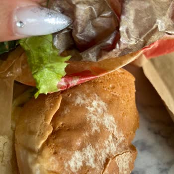 Burger King Siparişinde Kuru Patates, Islak Ekmek Ve Siyah Marul