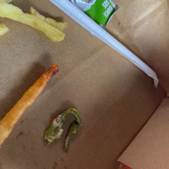 Burger King Siparişinde Kuru Patates, Islak Ekmek Ve Siyah Marul