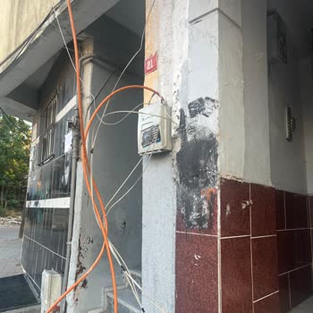 Sarkan Kablolar Çocukları Tehlikeye Atıyor Ve İnternet Bağlantısı Kesintili