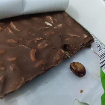 Antep Fıstıklı Çikolatada Sert Fıstık Nedeniyle Diş Ve Çocuk Güvenliği Tehlikesi