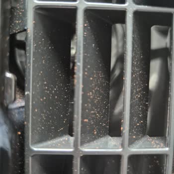 Açık Pakette Kahve Lekeli Ve Kırık Parçalı Kullanılmış Espresso Makinesi Gönderildi