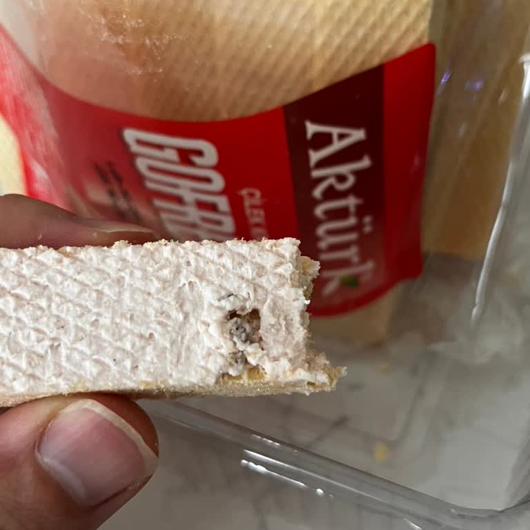 Çilekli Gofret İçinde Yabancı Cisim Tespit Edildi, Kalite Kontrol Şüpheye Düşüyor