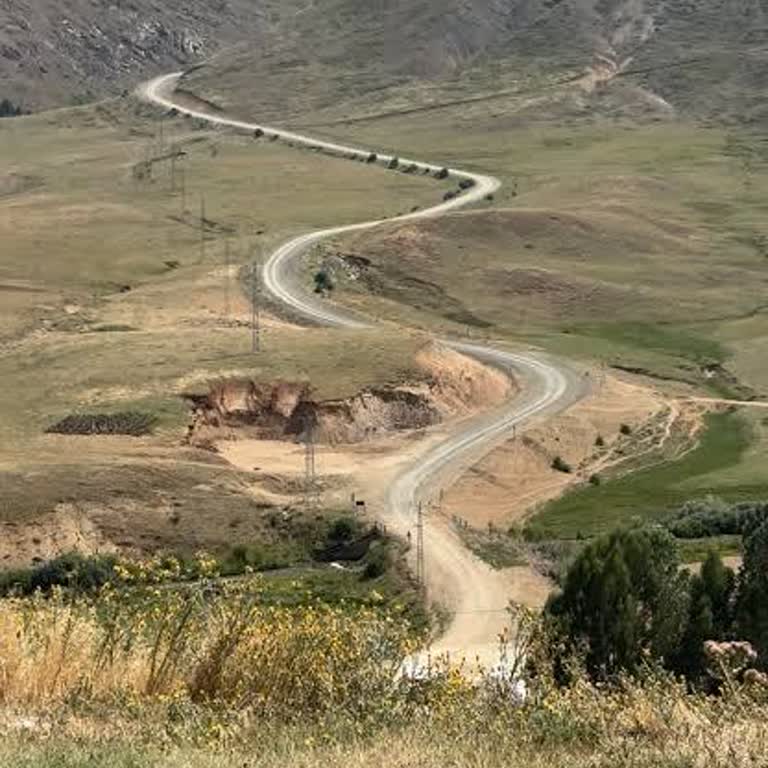 Kapıkale Köyü Yolunun Asfalt Eksikliği Vatandaşların Sağlığını Ve Araçlarını Tehdit Ediyor