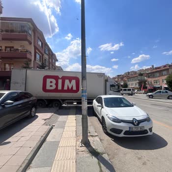 Yaya Yolunu Kapatan BİM Kamyonu Çocukları Tehlikeye Atıyor