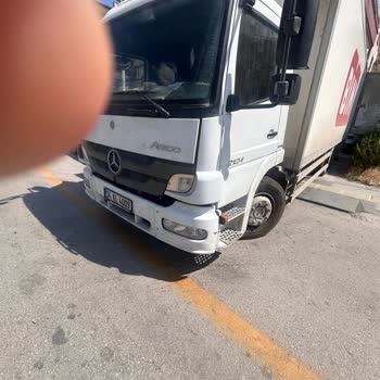 Yaya Yolunu Kapatan BİM Kamyonu Çocukları Tehlikeye Atıyor