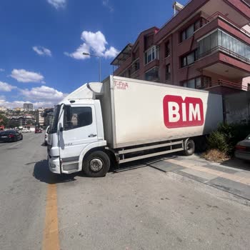 Yaya Yolunu Kapatan BİM Kamyonu Çocukları Tehlikeye Atıyor