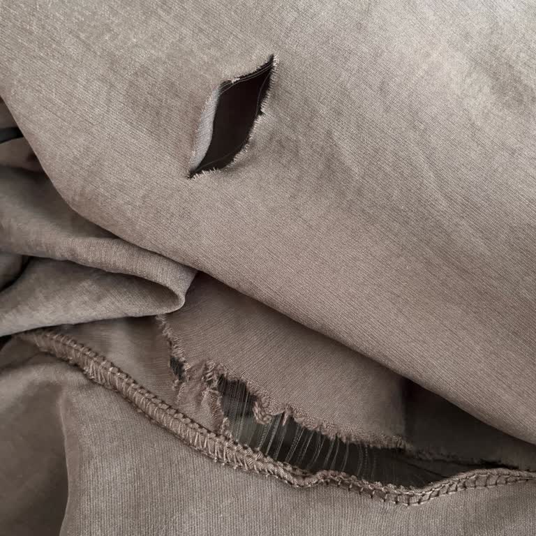 İlk Yıkamada Pantolon Ve Tunik Yırtıldı, Şirket Sorumluluğu Reddetti