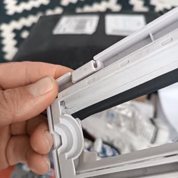 Alt Çerçeve Sadece Yapıştırıldı; Yetkili Servis Kalitesiz Onarım Yaptı