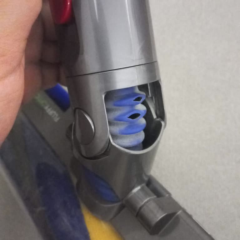 Garanti Kapsamında Olmasına Rağmen Dyson V12 Süpürgenin Bağlantı Borusu Kendiliğinden Delindi