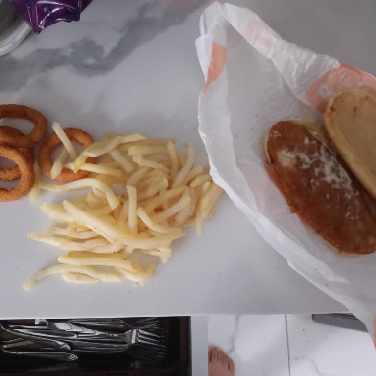 Mandalorian Menüde Çiğ Patates Ve Çatlak Kupa, Eksik Ürünler Ve Tam İade Talebi