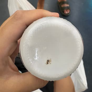 Migros Ayran Şişesinde Sinek Tespiti Hijyen Endişesi Yaratıyor