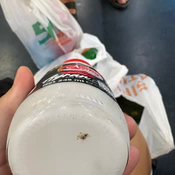 Migros Ayran Şişesinde Sinek Tespiti Hijyen Endişesi Yaratıyor