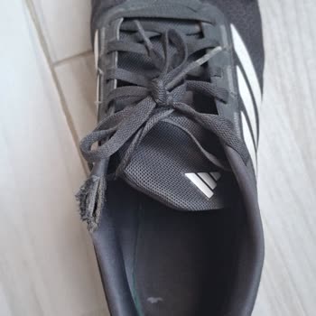 Adidas Ayakkabım Bir Ayda Yırtıldı, Mağaza Kullanıcı Hatası Diyerek Reddetti
