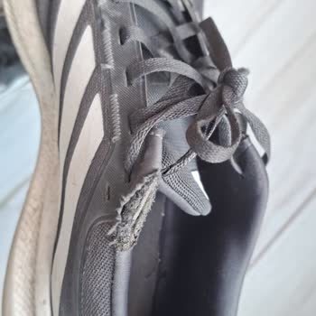 Adidas Ayakkabım Bir Ayda Yırtıldı, Mağaza Kullanıcı Hatası Diyerek Reddetti