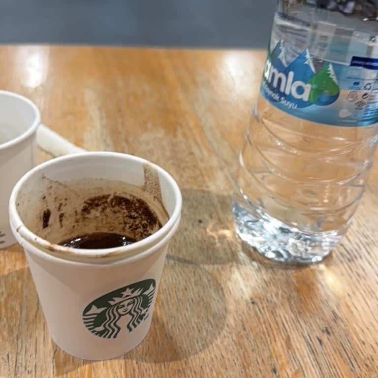 Sabiha Gökçen Starbucks'da Karton Bardakta Kahve Ve İkram Eksikliği