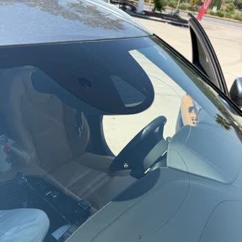 Otel Otoparkında Araç Camı Çatlaması Ve Sorumluluk Reddi
