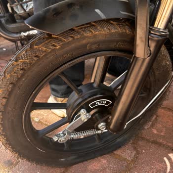 Teslim Edilen Yeni Motosiklet Şarjsız Ve Eksik Parçalı, Satıcı Servis Ücretini Ödemediği İçin Onarım Bekletiyor