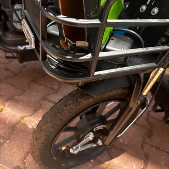 Teslim Edilen Yeni Motosiklet Şarjsız Ve Eksik Parçalı, Satıcı Servis Ücretini Ödemediği İçin Onarım Bekletiyor