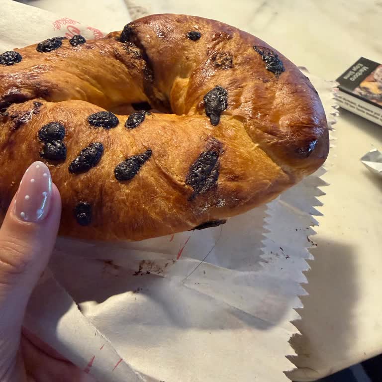Mecidiyeköy Metro İçinde Satın Alınan Poğaçanın İçinde Kıl Bulunması Hijyen Güveni Sarsıyor