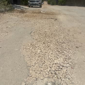 Sokakta Çökük Yol Ve Toz Sorunu İçin Hızlı Asfalt Çözümü