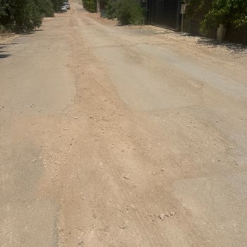 Sokakta Çökük Yol Ve Toz Sorunu İçin Hızlı Asfalt Çözümü