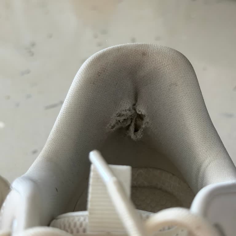 Ayıplı Skechers Ayakkabının Topuk Astarı Yırtıldı, Kullanıcı Hatası İddiası Reddedildi