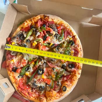 Domino's Orta Boy Pizzaları Küçük Ve İç Malzeme Yetersiz