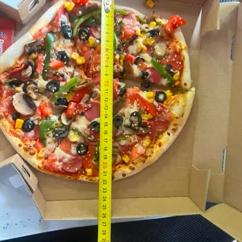 Domino's Orta Boy Pizzaları Küçük Ve İç Malzeme Yetersiz