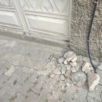 Bina Girişinde Fiber Kablo Döşenmesi Sonrası Beton Hasarı Ve Su Sızıntısı