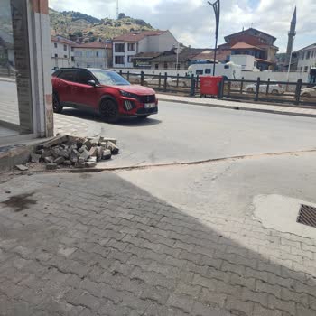Bina Girişinde Fiber Kablo Döşenmesi Sonrası Beton Hasarı Ve Su Sızıntısı