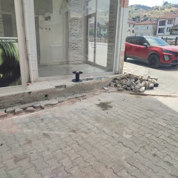 Bina Girişinde Fiber Kablo Döşenmesi Sonrası Beton Hasarı Ve Su Sızıntısı