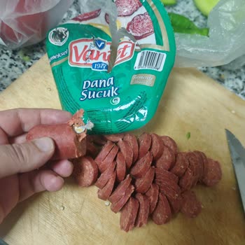 Van Et Sucukta Metal Parça Keşfedildi Ve Sağlık Tehlikesi Oluşturdu