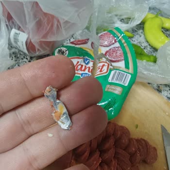 Van Et Sucukta Metal Parça Keşfedildi Ve Sağlık Tehlikesi Oluşturdu