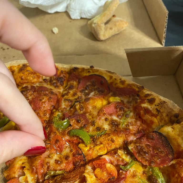 Pizza’da Metal Parça Çıktı, Hijyen İhmalı Ve Sorumluluk Reddi