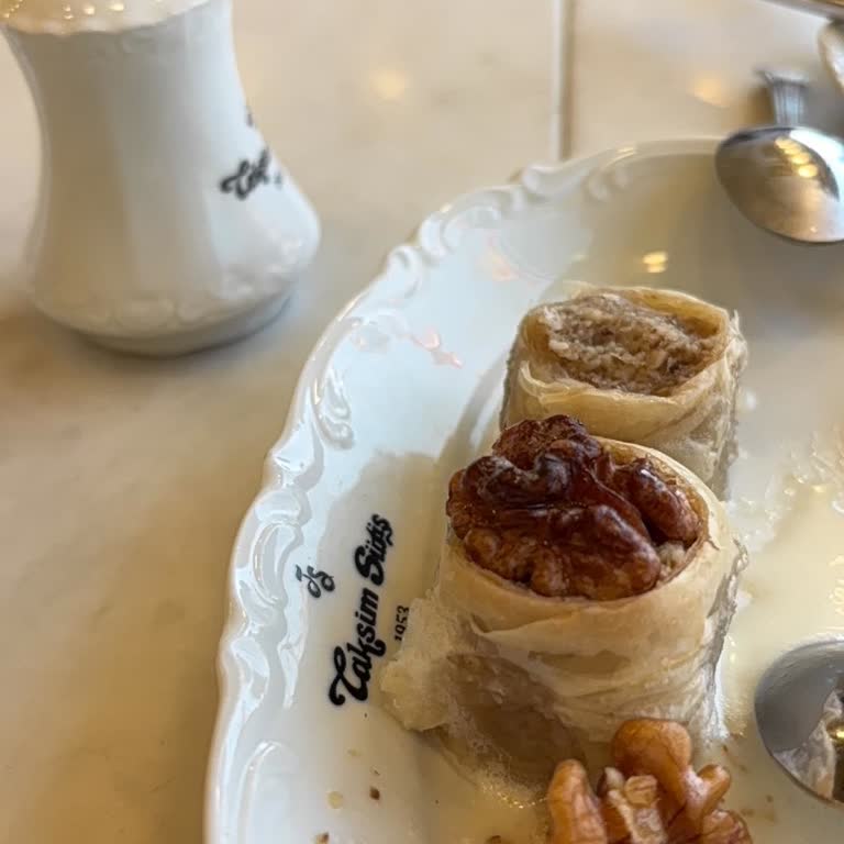 Cevizli Baklava İstediğimde Başka Bir Tatlı Sunulması Ve Garsonun İlgisiz Tutumu