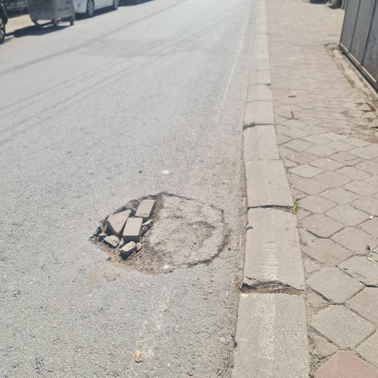 Adapazarı Hızırtepe Mahallesinde Çökük Asfalt Çukuru Araç Ve Yaya Güvenliğini Tehdit Ediyor