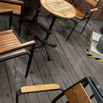 Caffè Nero Şubesinde Kırmızı Tişörtlü Çalışanın Kaba Davranışı