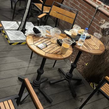 Caffè Nero Şubesinde Kırmızı Tişörtlü Çalışanın Kaba Davranışı